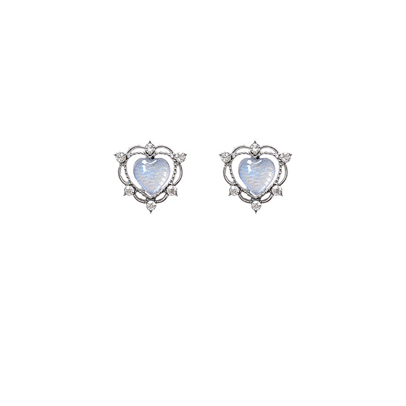 S925 Silver Needle Sparkling Diamond heart-shaped Stud Earrings Exude a sense of high-end sophistication, featuring a unique and creative design. They are super dazzling, light luxury, sweet and cool, and are like a hot girl's earrings Item Picture