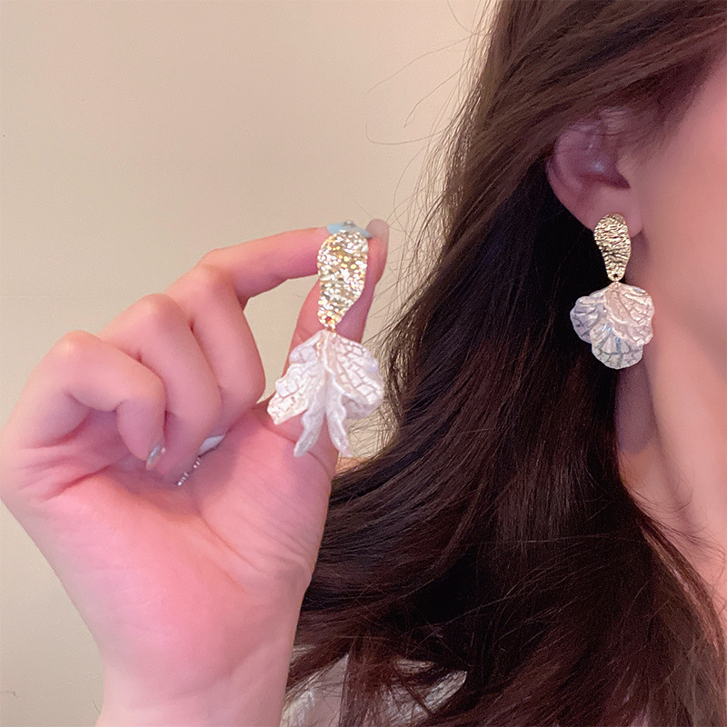 Light luxury, niche and high-end shell flower earrings, fashionable and versatile, elegant petal stud earrings, best-selling internet-famous earrings for women Application Scenario