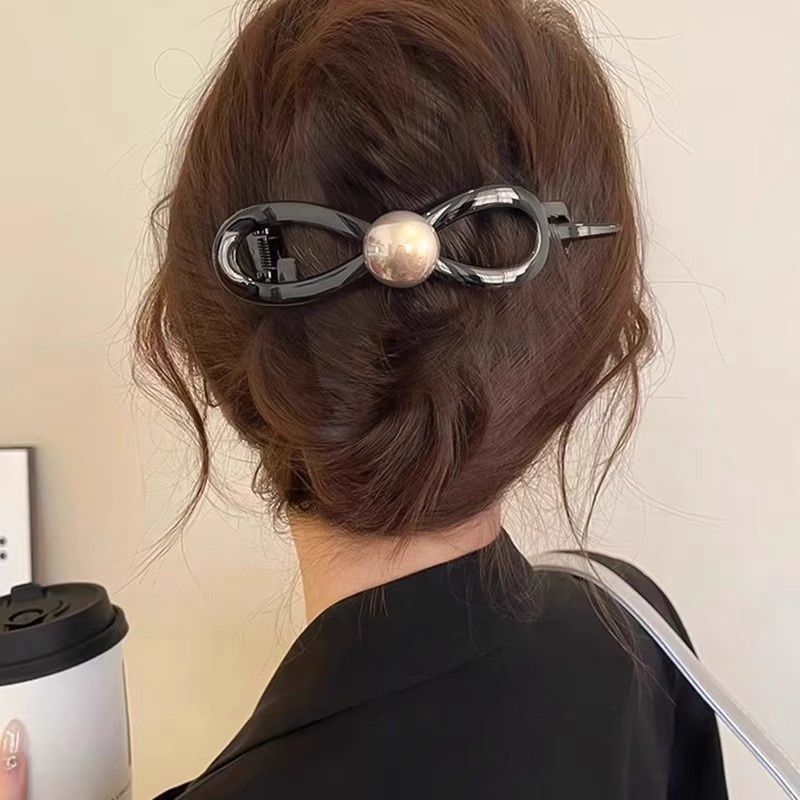 Bow, elegant pearl, one-line scratch-clip for women, 2025 new style, high-end twist hairpin, shark clip at the back of the head full figure