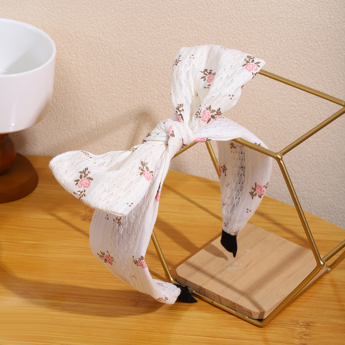 Fashionable and elegant high headband with a knot on the top of the head, a simple and high-end Korean style, a versatile headband with floral patterns, a stylish headband and hair accessory Application Scenario