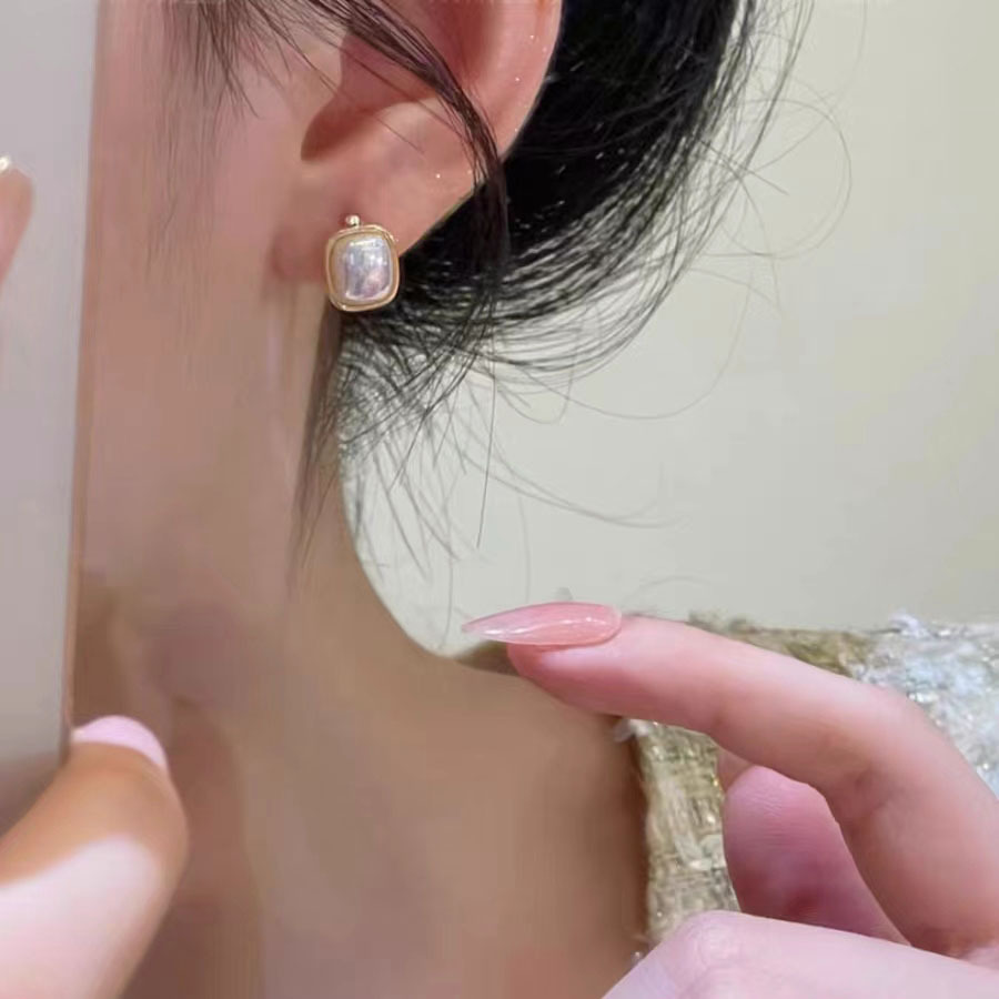 French retro pearl ear buckles, a light luxury and niche design for women, high-end ear studs, fashionable and small earrings, and elegant earrings Specification drawing