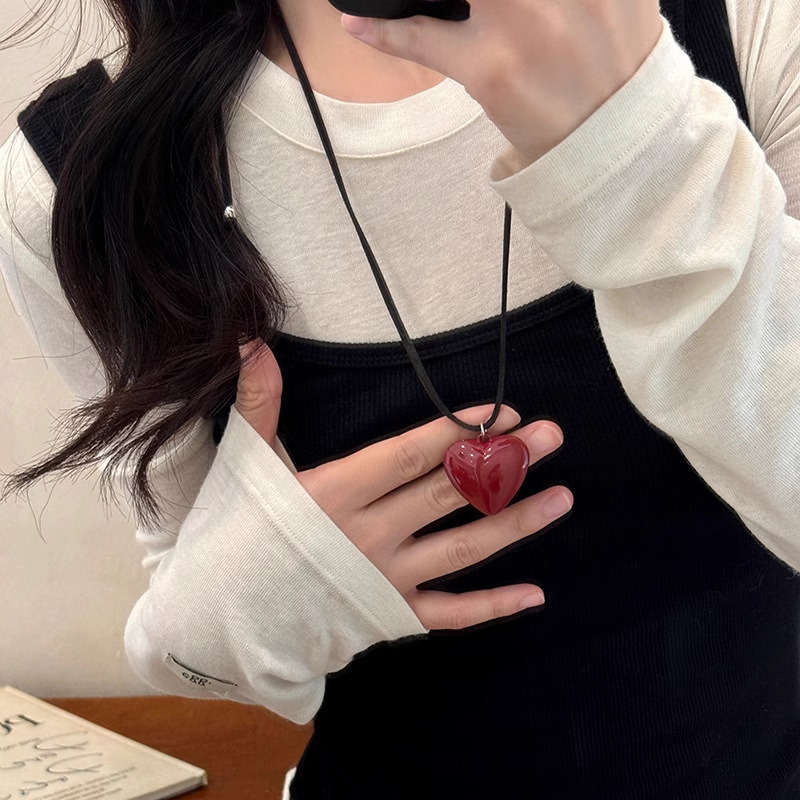 The same heart-shaped pendant necklace as the Korean blogger, a sweet and cool girl style sweater chain with adjustable drawstring Application Scenario