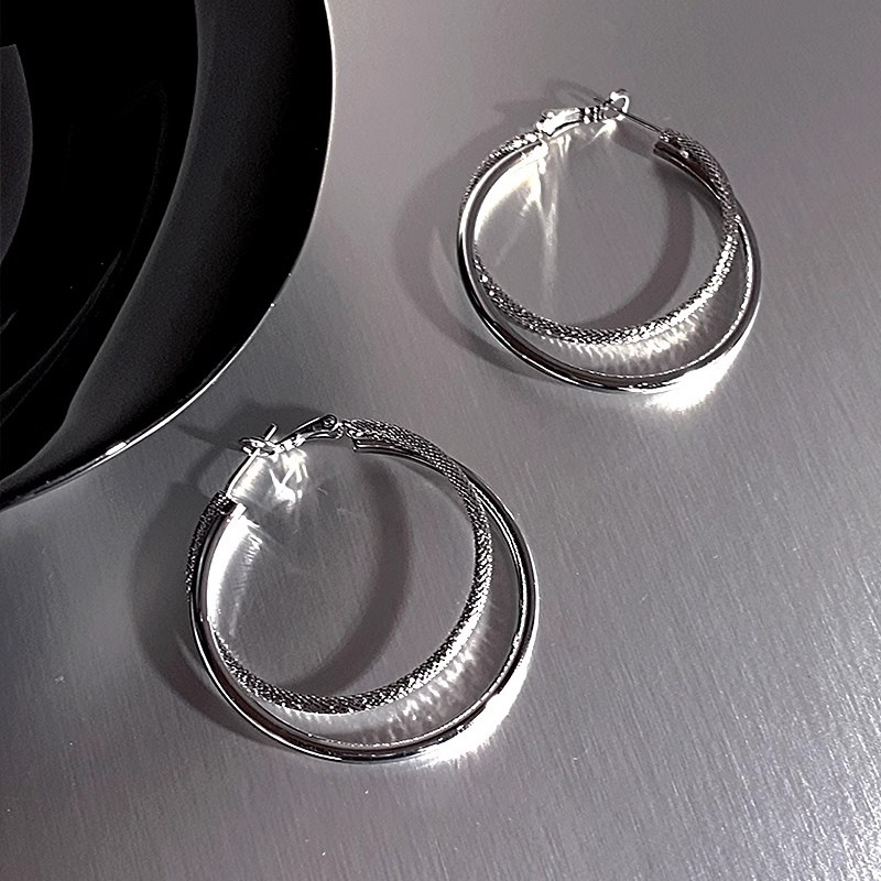 Simple and cold style double-ring large earrings for women, new trendy and individual earrings in 2025, elegant and high-end, round face stud earrings Application Scenario