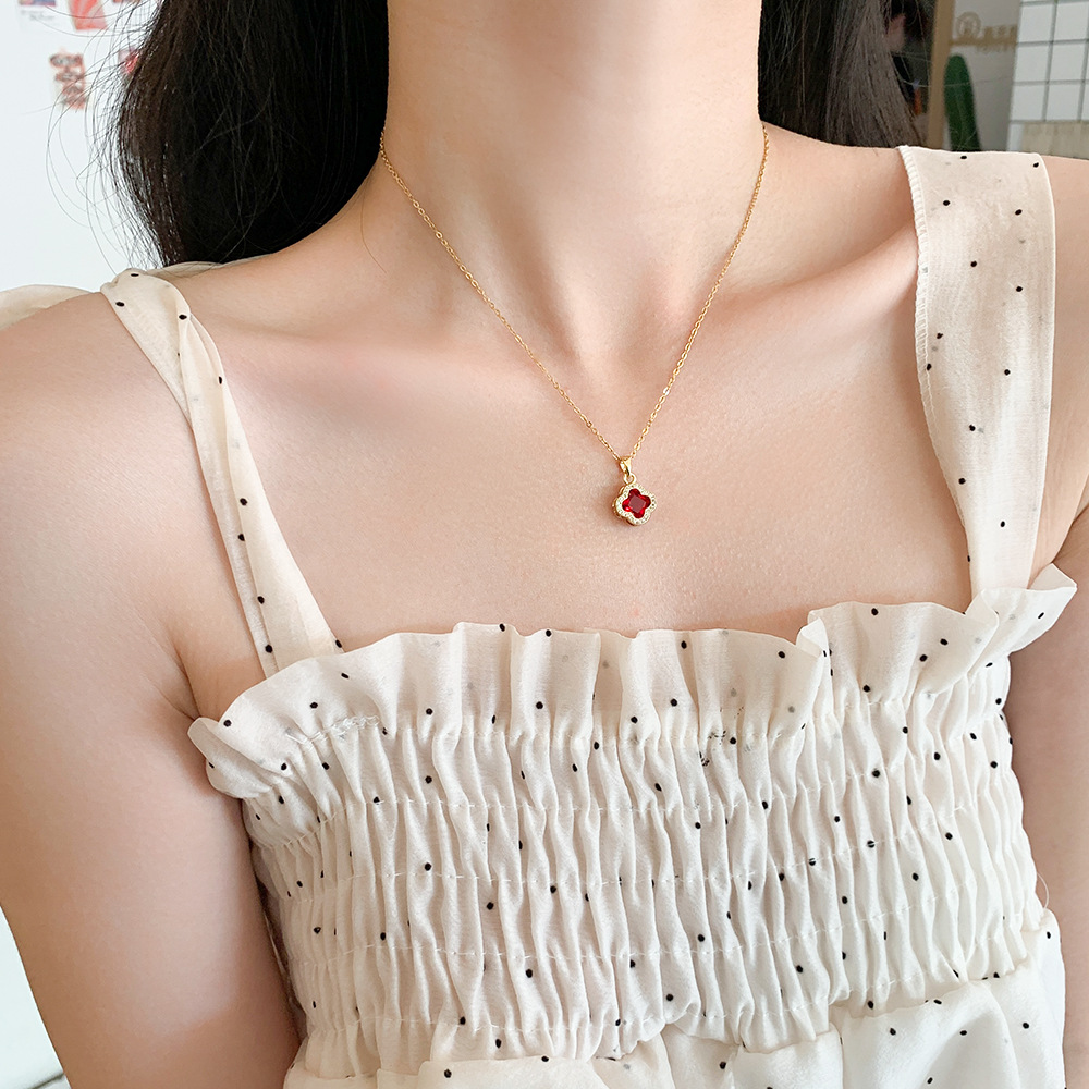 Korean InS-style, individualistic, full-diamond four-leaf clover girl, niche, light luxury, exquisite zircon collarbone chain, versatile and high-end accessory Application Scenario