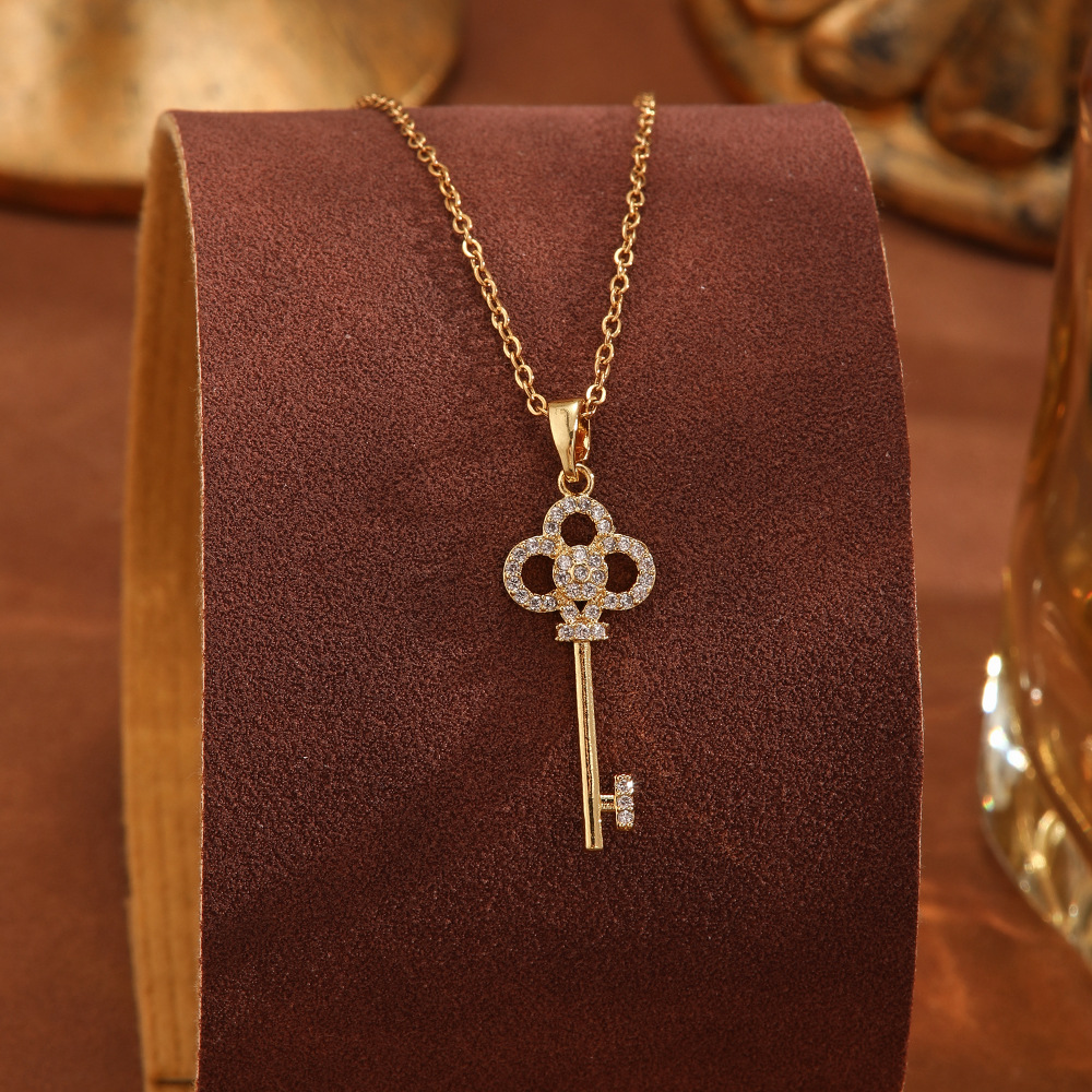 A light luxury cat's eye stone full diamond titanium steel high-end necklace, a unique and versatile collarbone chain for women, a fashionable and individual autumn accessory Specification drawing