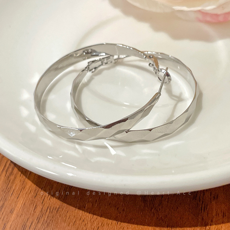 Simple and cold diamond-shaped plain ring earrings for women, cold and fashionable style, large ear rings, 2025 new versatile earrings Application Scenario