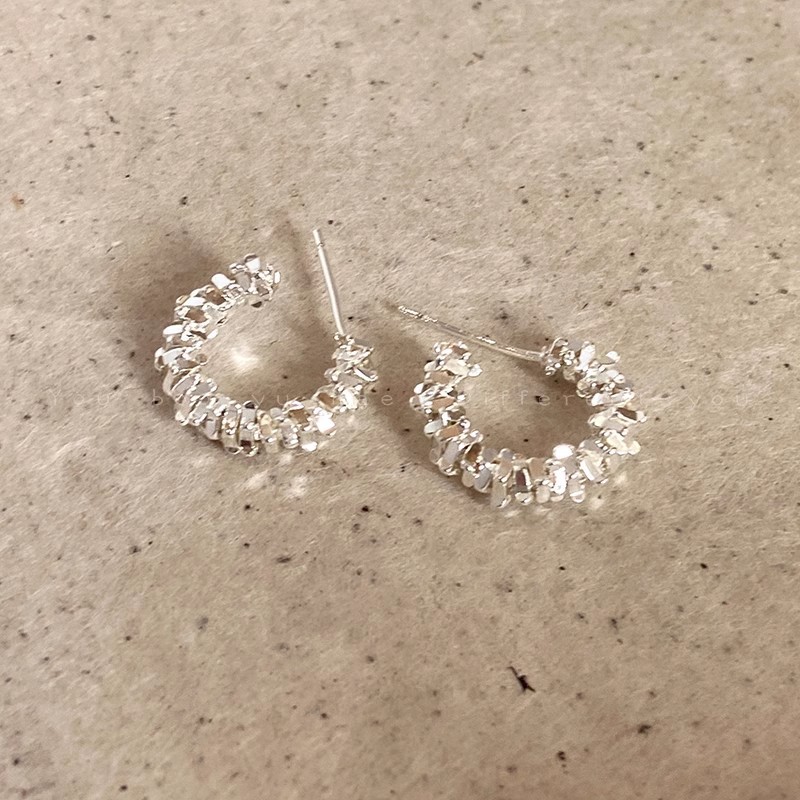 Silver broken silver C-shaped earrings, a versatile and niche design for women in summer. The stud earrings are simple and cool in style details Picture
