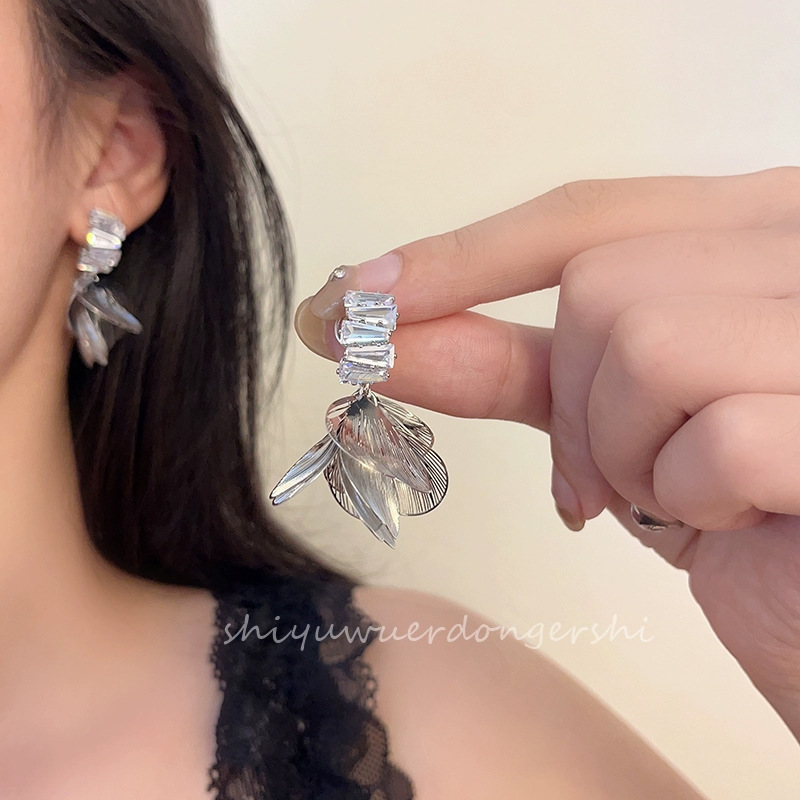 Super Flash Zircon hollow petal earrings, high-end, light luxury, niche and fashionable floral stud earrings, exquisite earrings wholesale full figure