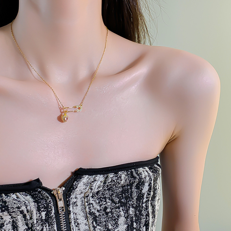 Korean version niche design sense pin heart pendant titanium steel necklace for women, simple and elegant light luxury style collarbone chain wholesale Application Scenario