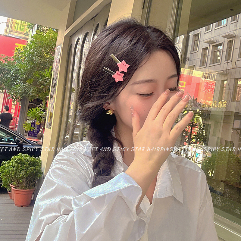 Metal star hairpin letter miu five-pointed star metal side clip ins large alloy duckbill clip Simple side clip Application Scenario