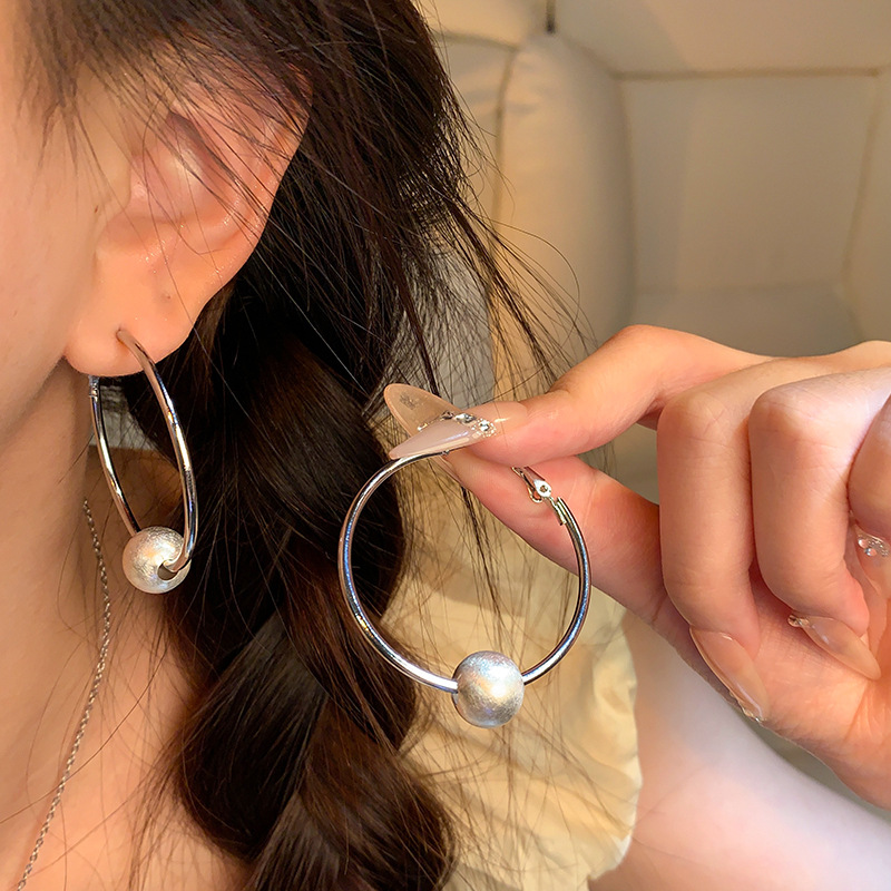 Cold and elegant metal brushed circle earrings for women, high-end and stylish ear buckles, exaggerated commuting earrings wholesale details Picture