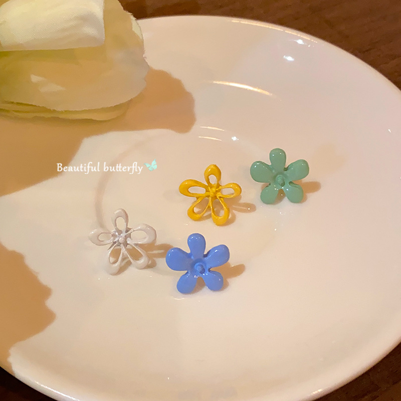 Hollowed-out color-blocking flower earrings for girls, a niche Korean design with a high-end feel, sweet and cute asymmetrical earrings Application Scenario
