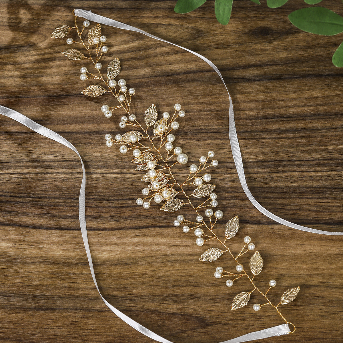 Mianino creative European and American bridal headwear, hand-woven simple pearl headband, golden leaf headband details Picture