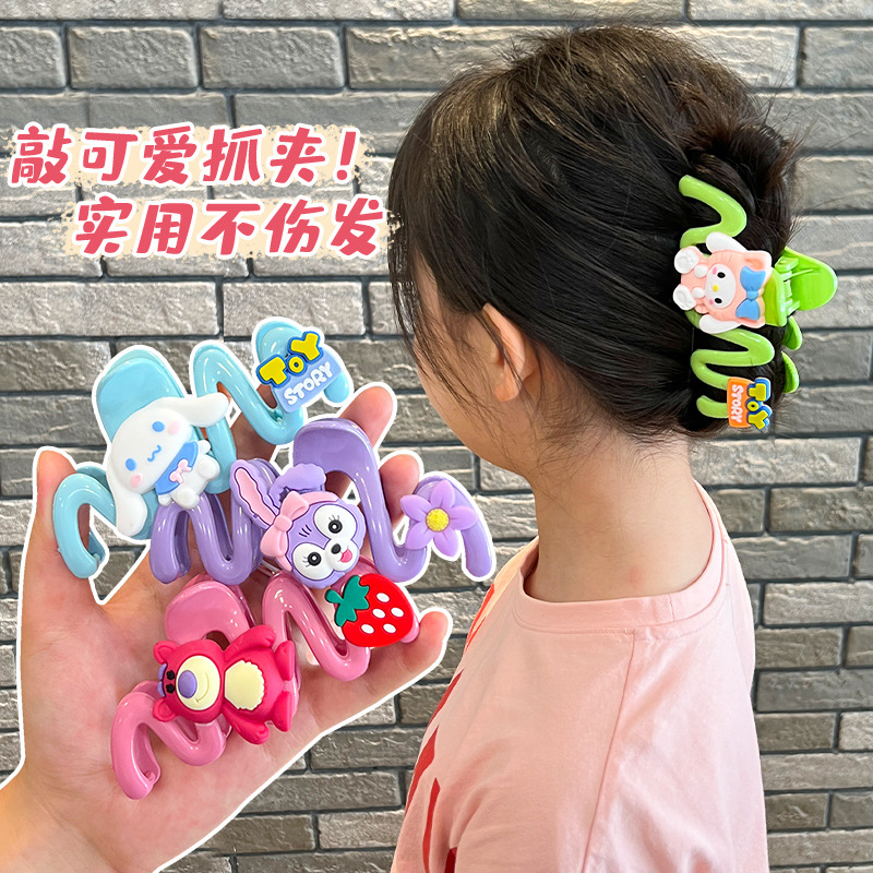 Stardelu Children's cute cartoon Sanrio hairpin for girls, a shark clip on the back of a little girl's head details Picture