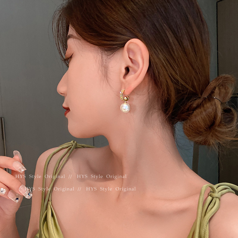 A new collection of multi-pearl earrings for women in 2022, featuring a trendy, light luxury, niche and high-end design Application Scenario