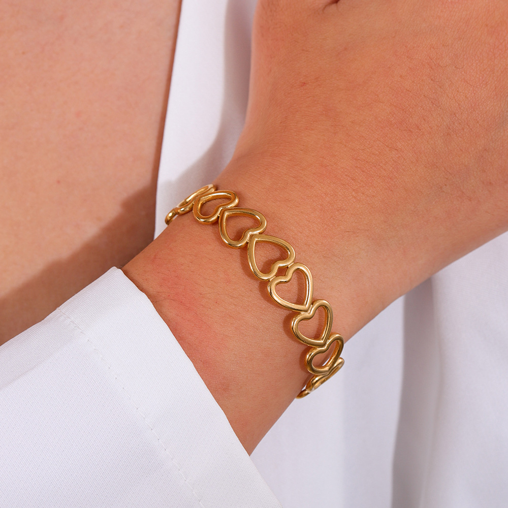 A popular Korean version of a simple heart-shaped hollowed-out stainless steel bracelet with a high-end touch for women Application Scenario