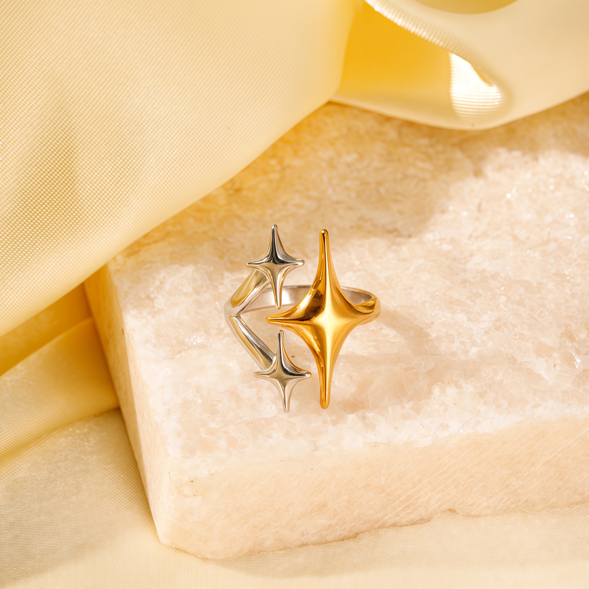 Wholesale of high-end, light luxury stainless steel rings with gold lines in European and American fashion, gold-plated and color-matched titanium steel rings in diamond color Specification drawing