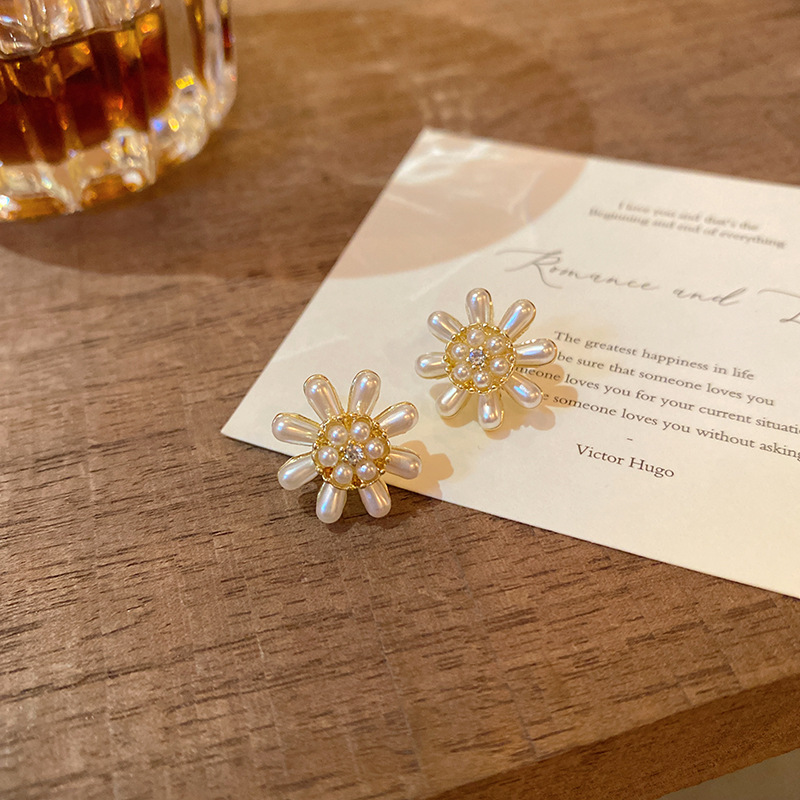 Sunflower pearl stud earrings, women's light luxury, niche and high-end feel, diamond-encrusted geometric earrings, wholesale of the same style of earrings as Internet celebrities Specification drawing