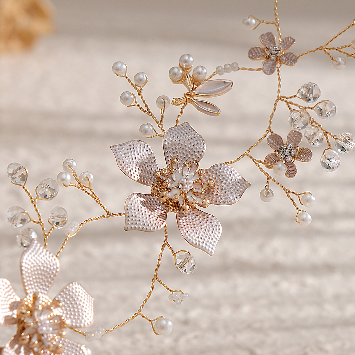 Wholesale of simple European and American bride accessories, thin picture craftsmanship, flower alloy handcrafted hair bands, pearl and rhinestone bride headwear Application Scenario