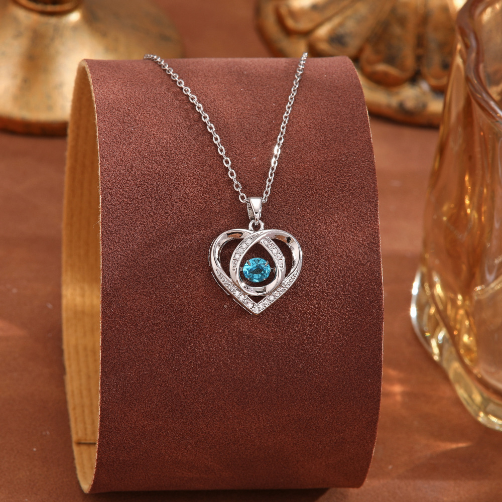 Korean niche design, dynamic necklace, simple and elegant four-leaf clover pendant, collarbone chain, geometric neck chain accessory Application Scenario