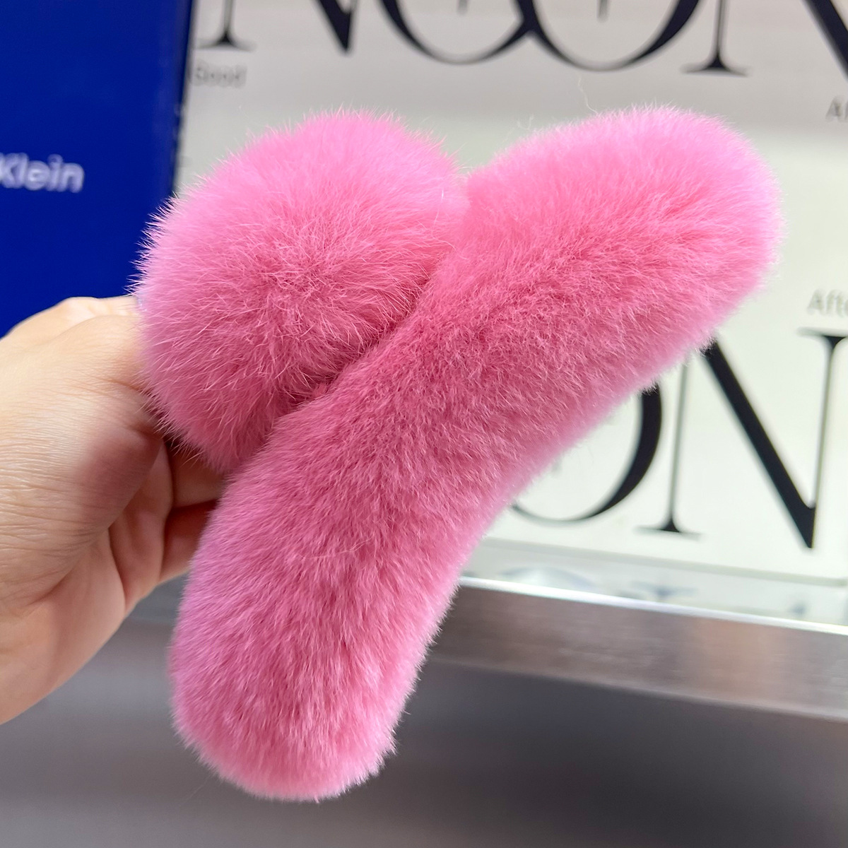 A brand-new, cute plush headpiece with a unique style of the back of the head, featuring genuine rex rabbit fur details Picture
