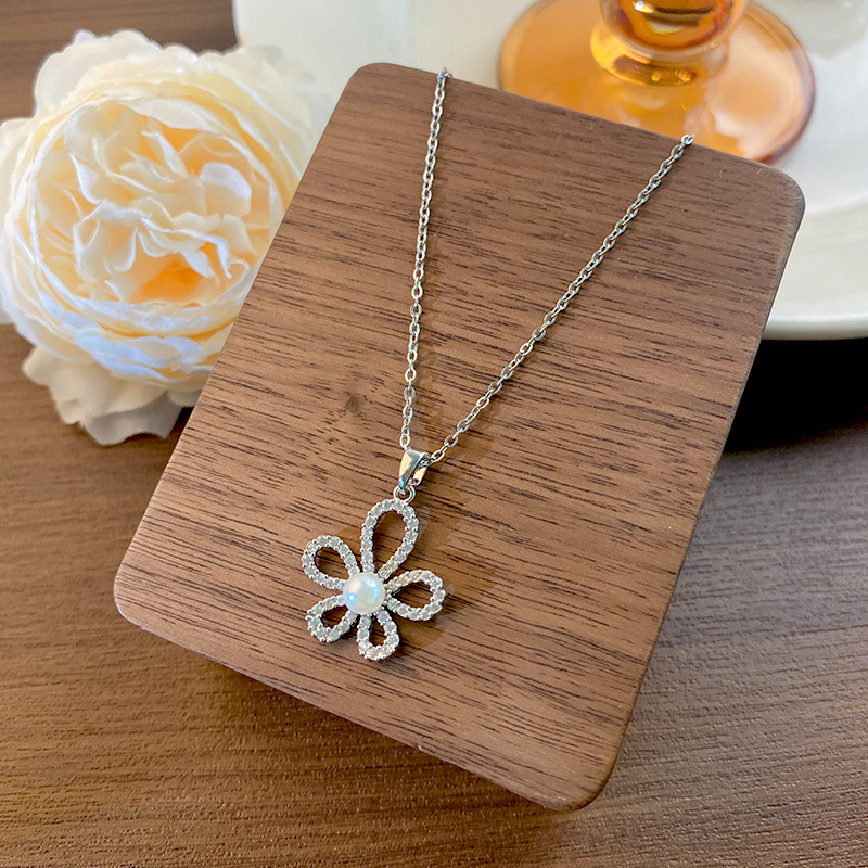 High-end silver pearl sunflower necklace, a unique and light luxury design for women. Collarbone chain full of diamonds, elegant titanium steel jewelry Specification drawing