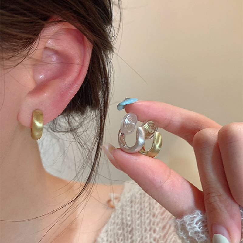 European and American simple metallic circle earrings, women's no-ear piercings mosquito repellent coils, ear clips, ear studs, geometric earrings wholesale details Picture