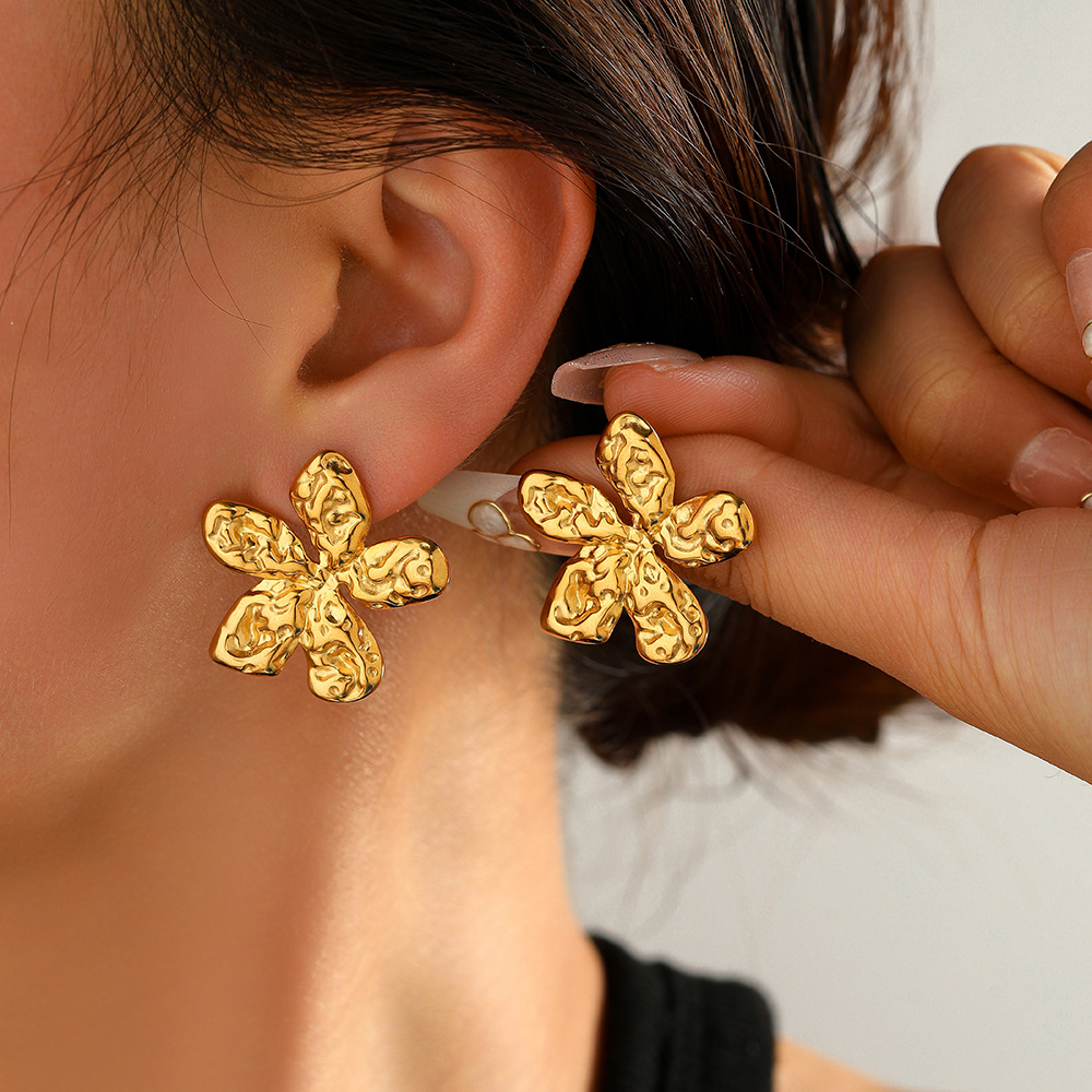 New best-selling, exaggerated, niche and light luxury golden sunflower stud earrings for women, non-fading gold-plated stainless steel earrings Application Scenario