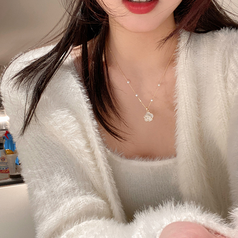 The light luxury and niche camellia pearl necklace is fashionable and versatile. The collarbone chain exudes a sense of sophistication and is a popular and trendy sweater chain accessory Specification drawing