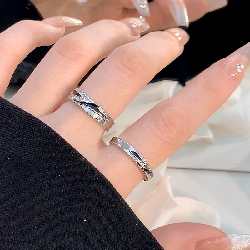 Black glazed plain ring open ring, a niche design for couple rings, with a cold and cool style, simple and individual tail ring details Picture