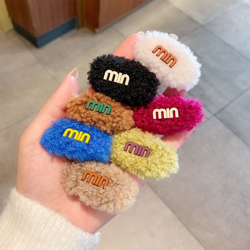 Letter hair clips for women in autumn and winter, with a simple and elegant style. Small clip headwear, fleece side fringe hair clips Application Scenario