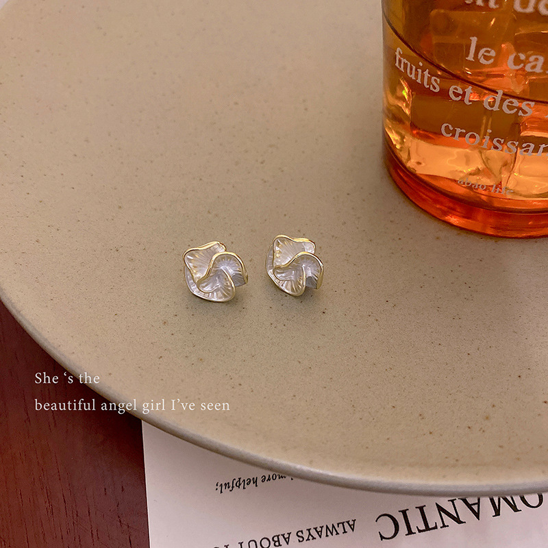 Light luxury French-style unique camellia earrings for women, fashionable, simple, niche, high-end and elegant, are best-selling internet-famous earrings Application Scenario