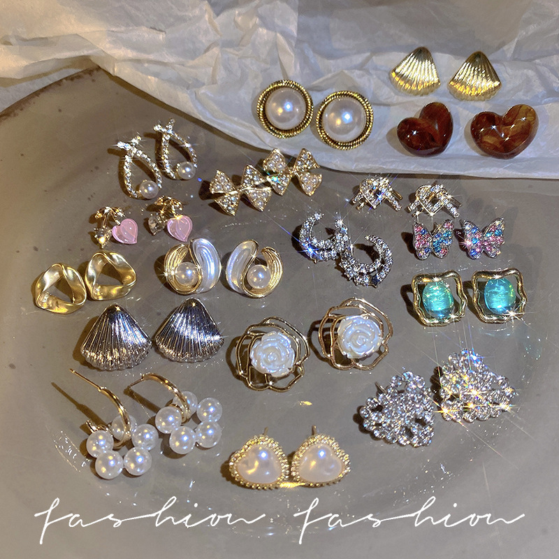 925 Silver Needle earrings are available at street stalls and night markets. They are high-end, niche, popular, and internet-famous wholesale best-selling earrings from South Korea full figure