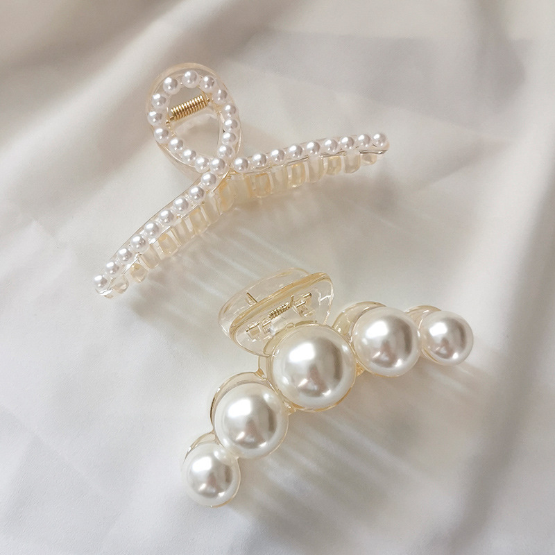 Summer new style pearl hair clips and hairpins from Daedongmun, South Korea. Back head updo hair clip, large shark clip headwear Application Scenario