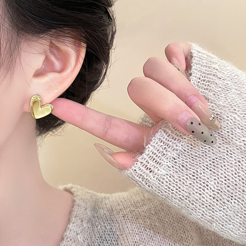 Frosted three-dimensional heart-shaped brushed stud earrings for women, simple and cool ins style versatile earrings, fashionable and elegant commuting earrings details Picture