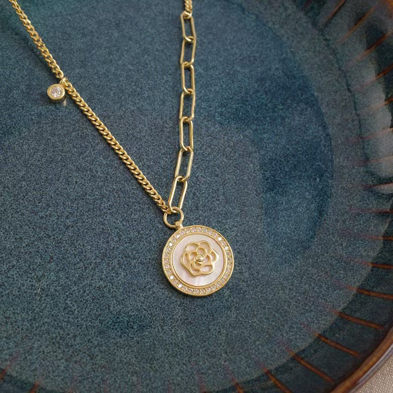 High-end mother-of-pearl camellia necklace for women's autumn and winter, a light luxury and niche ins design round sweater chain, directly approved by the manufacturer Application Scenario