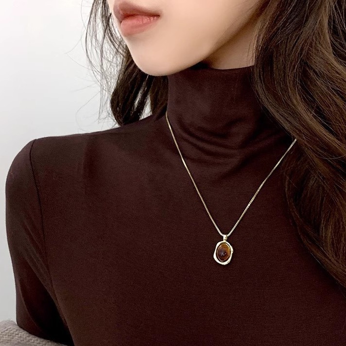 Amber oval pendant stacked necklace for women, light luxury, fashionable and high-end, niche sweater chain, elegant neck chain accessory Specification drawing