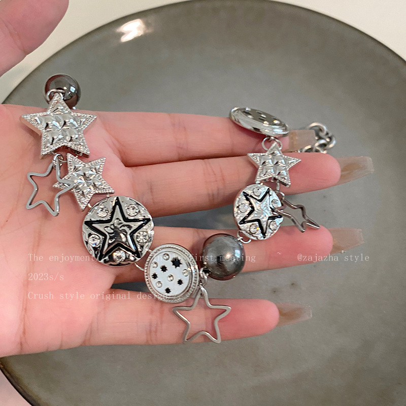 Sweet and cool style star exaggerated heavy industry necklace, female punk retro niche design sense collarbone chain, best-selling neck chain accessory details Picture