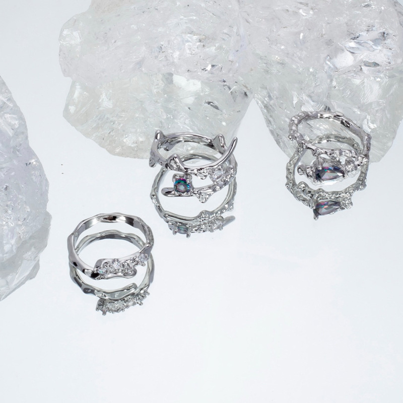 The cold style ring is a trendy and niche design for women on Instagram. It features gemstones with a high-end feel and a unique index finger ring. It is cool, fashionable, versatile and light luxury Application Scenario