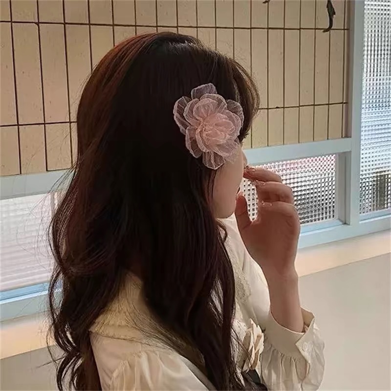 High-end feel ~ Super fairy-like mesh white flower hair clips, women's bangs side hair clips, spring and summer hair clips, seaside headwear Application Scenario
