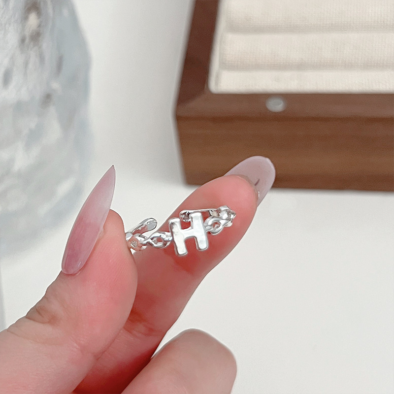 H-letter chain ring, a niche design for women, exudes a sense of sophistication and elegance. It features a geometric index finger opening that can be adjusted, making it a light luxury ring details Picture