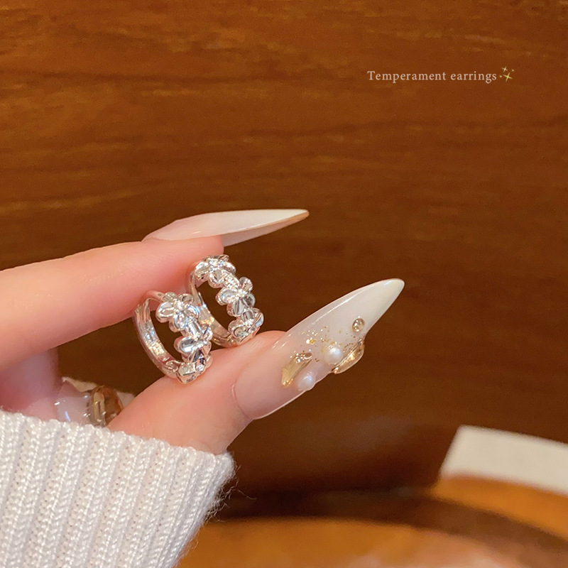 The bustling silver flower stud earrings and ear buckles are versatile and elegant, exuding a sense of high-end sophistication. They are best-selling earrings and accessories full figure