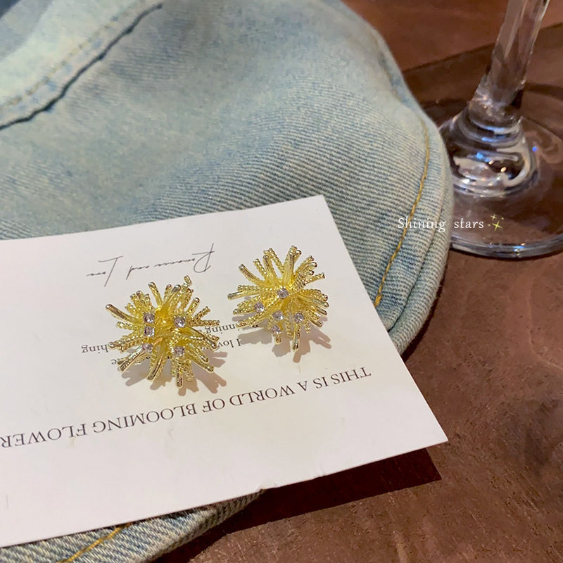 New Year metal firework stud earrings for women, autumn and winter, light luxury, high-end style, elegant and grand. Golden earrings, unique earrings wholesale Specification drawing