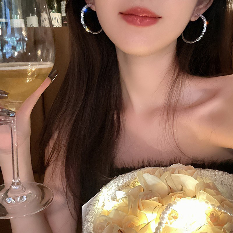 Exquisite diamond-encrusted large circle earrings for women, a new style in 2025 that is both cool and stylish, versatile and exaggerated Specification drawing