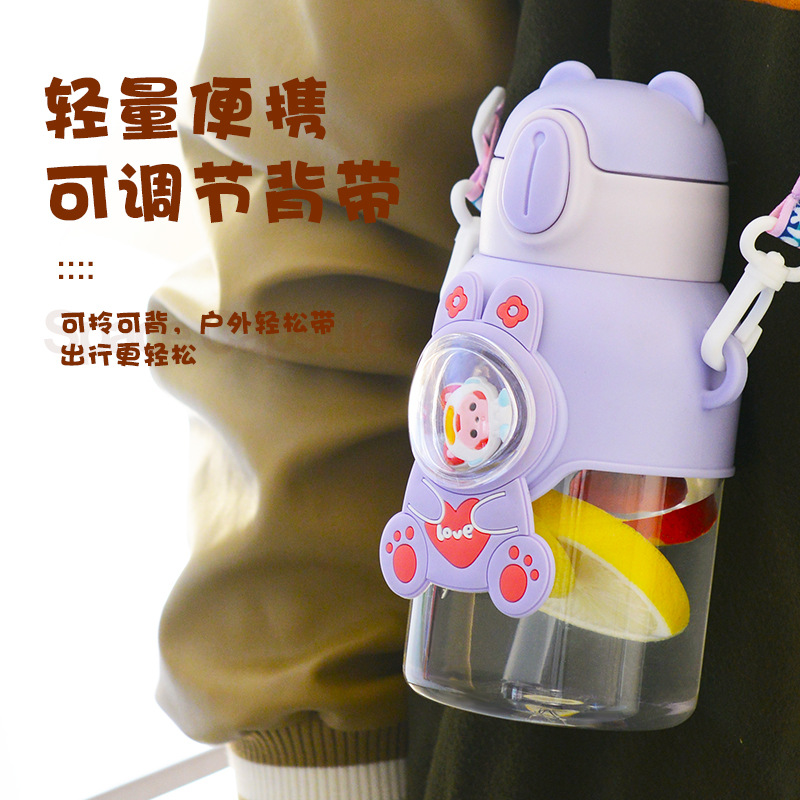 Customized cartoon plastic water cups with straws for kindergarten students in summer 2024 Specification drawing