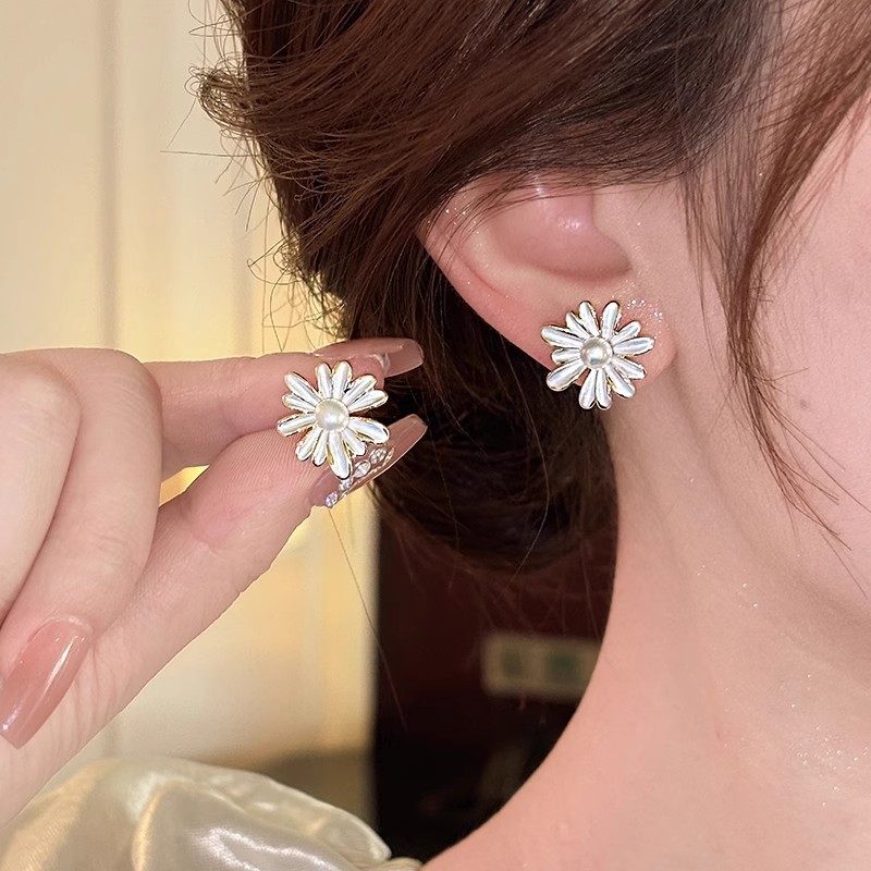 Spring gentle white flower stud earrings, versatile for commuting, sweet and artistic design, glazed small daisies, elegant earrings details Picture