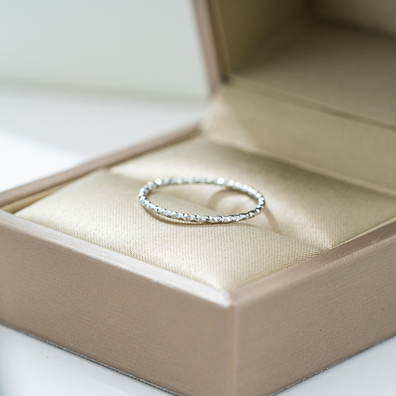Plain bezel starry sky car flower ring for women, titanium steel, no color fading, 1MM extremely thin, versatile ring, with a unique and high-end line Application Scenario