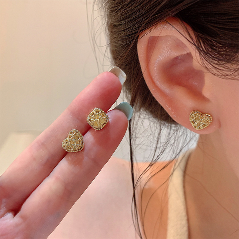 Golden hollowed-out small sugar stud earrings for women, with a light luxury and high-end feel, unique heart-shaped earrings, a new style of earrings in 2025 details Picture