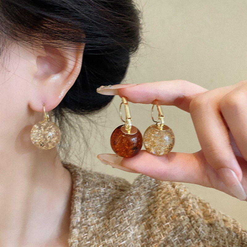Maillard amber round ear buckles for women's autumn and winter atmosphere, classic earrings, high-end fashion, Internet celebrity earrings wholesale details Picture