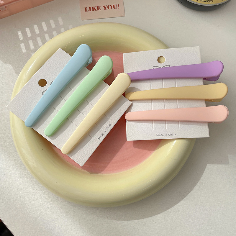 Korean colorful hairpins for women, candy-colored matte simple one-piece hairpins, new versatile side bangs hairpins for washing face Application Scenario